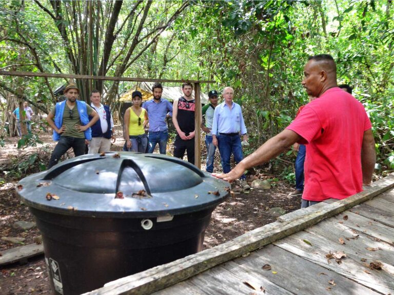 tour en el cesar donde un hombre ex combatiente esta contando su experiencia