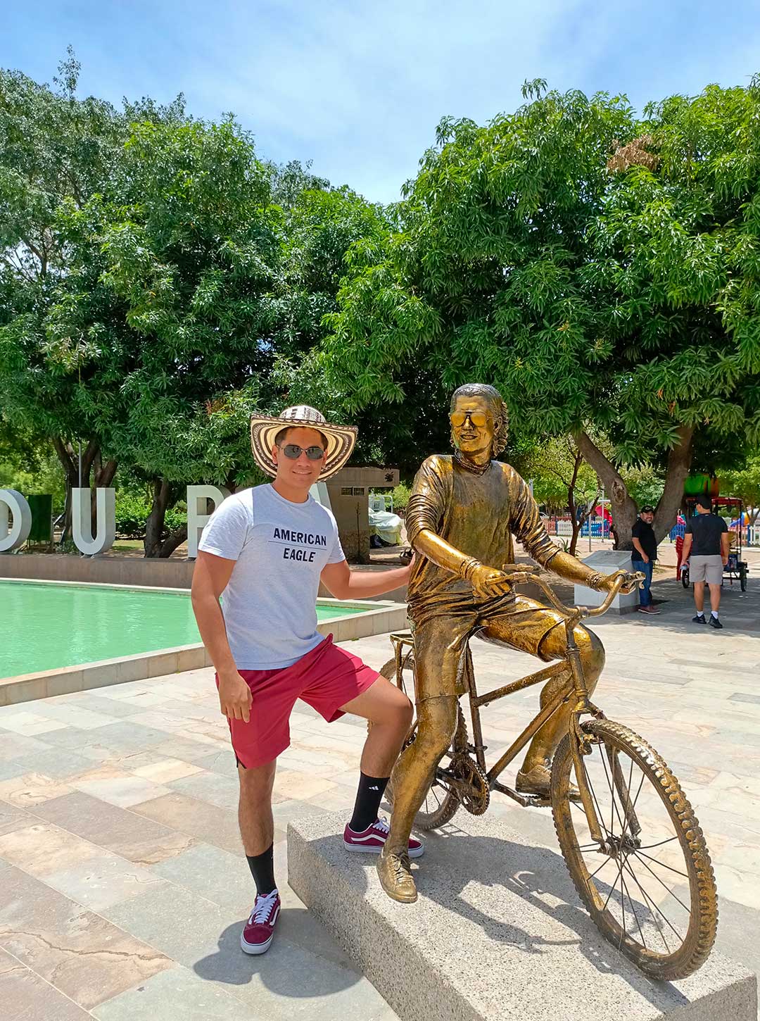 turista de agencia de viajes vallenatour con escultura