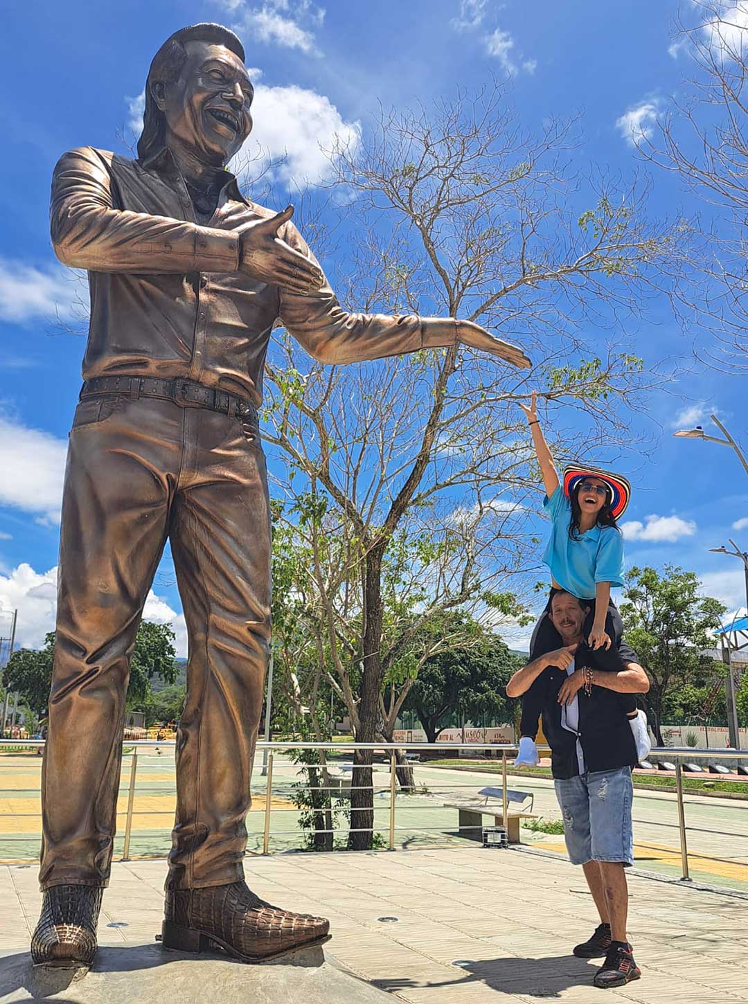 escultura d diomedez dias con turistas agencia de viajes vallenatour