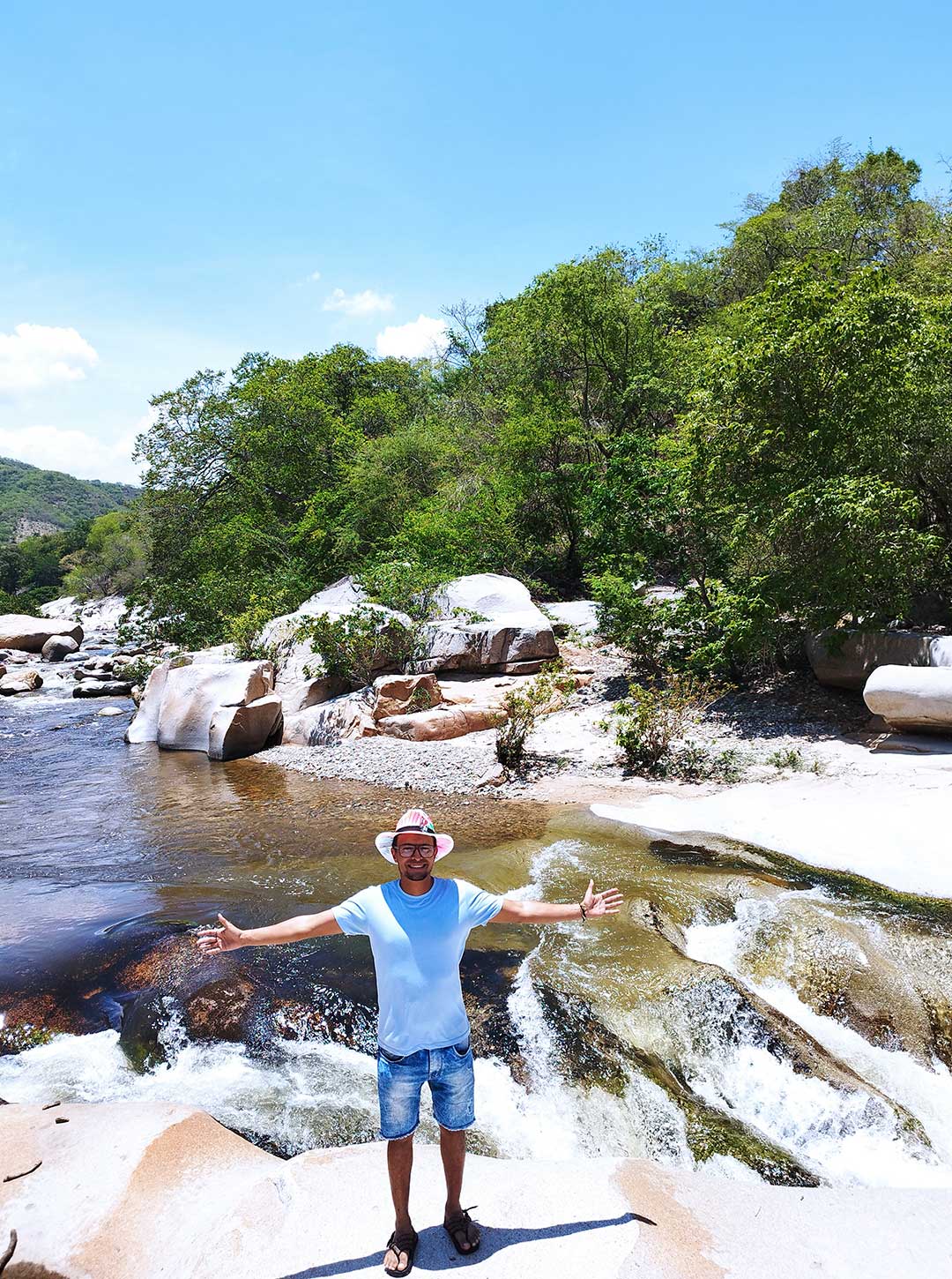 turista-en-rio-la-mina-agencia-de-viajes-valledupar